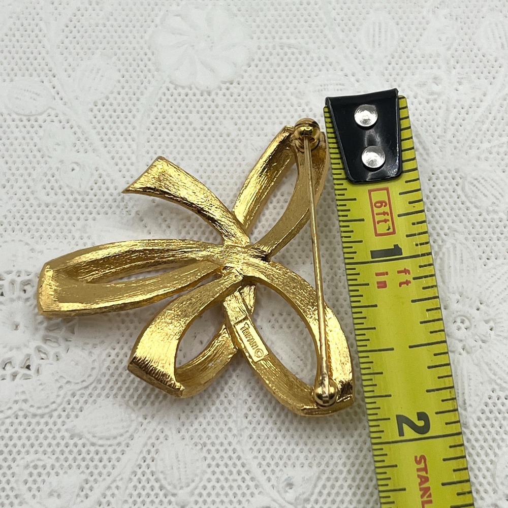 Vintage Crown Trifari Gold Tone Textured Studded Bow Ribbon Pin Brooch - Picture 10 of 12